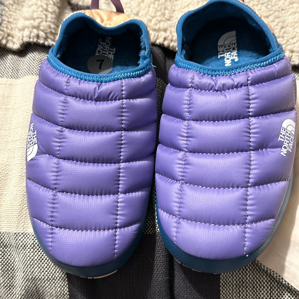 Northface slippers brand new size 7